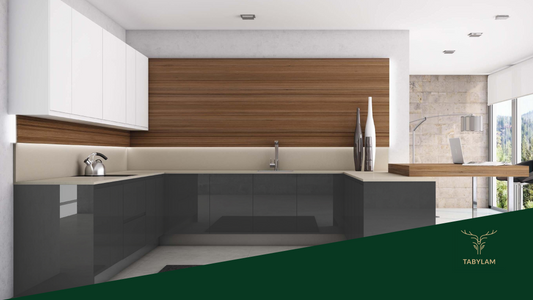 Cocina con alto brillo gris y blanco